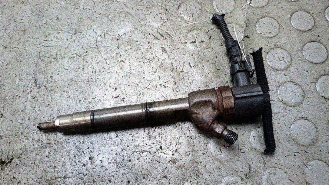 Форсунка топливная Kia Rio 2 2005-2011 - 21435233